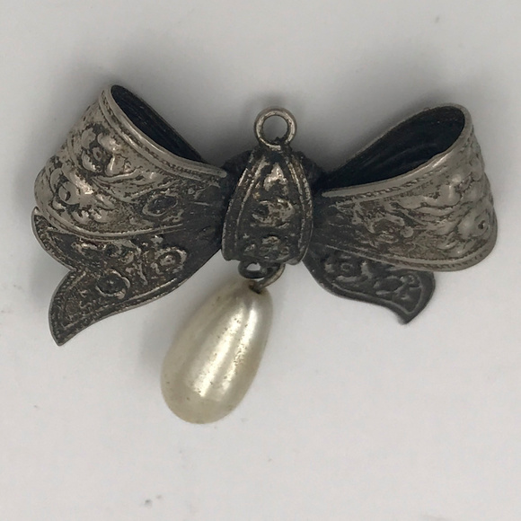 Jewelry - VTG Silver Tied Bow with Pearl Pendant